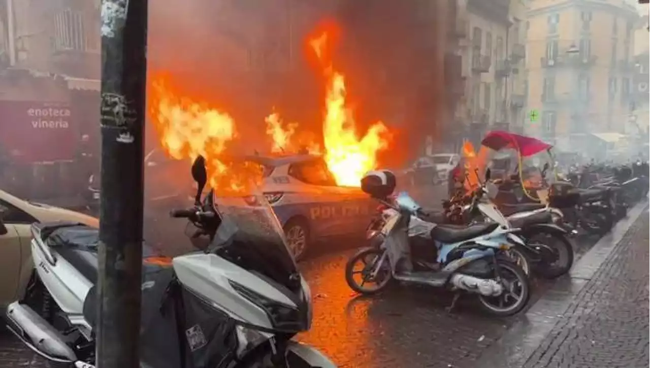 Napoli - Eintracht Francoforte: guerriglia e scontri tra tifosi, incendiata auto polizia