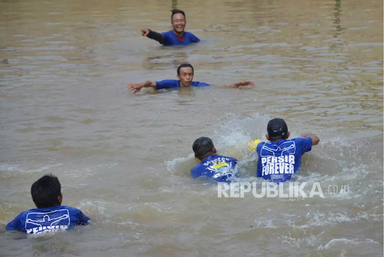 Bobotoh Meriahkan Peresmian Kolam Retensi Cisanggarung Bandung |Republika Online