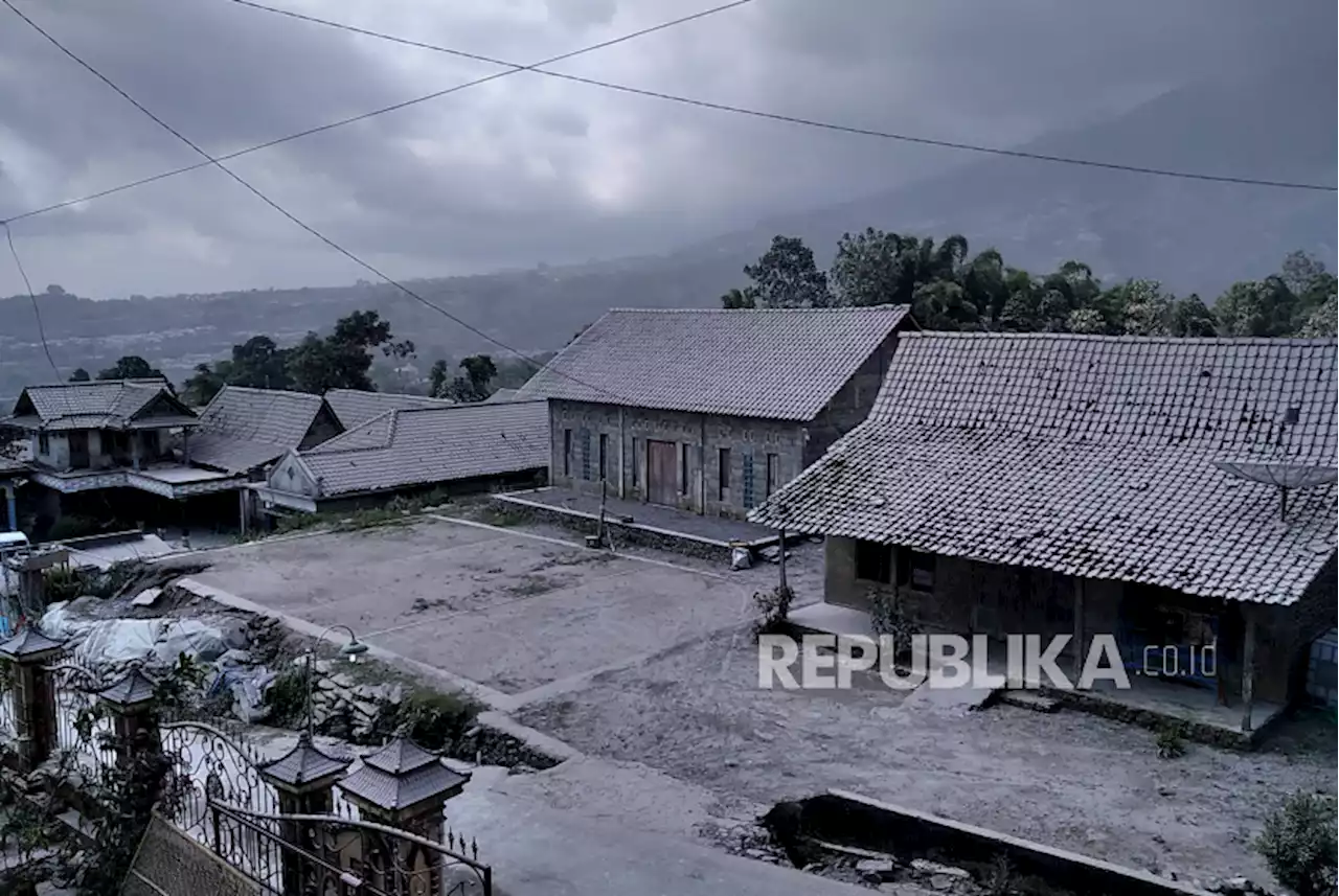 Hujan Abu Merapi Sebabkan Banyak Tanaman Tani di Tlogolele Rusak |Republika Online