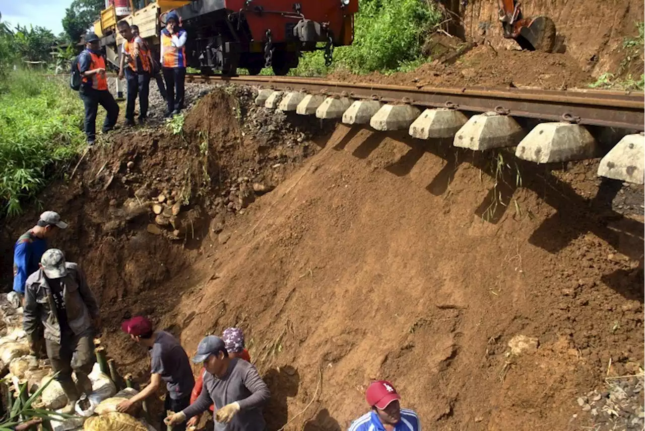 Jalur Rel Terdampak Longsor, Perjalanan Kereta Bogor-Sukabumi Dibatalkan |Republika Online