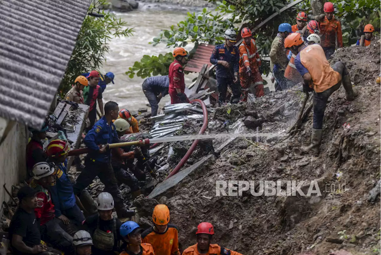 Pencarian Empat Korban Longsor di Bogor Dihentikan Sementara |Republika Online