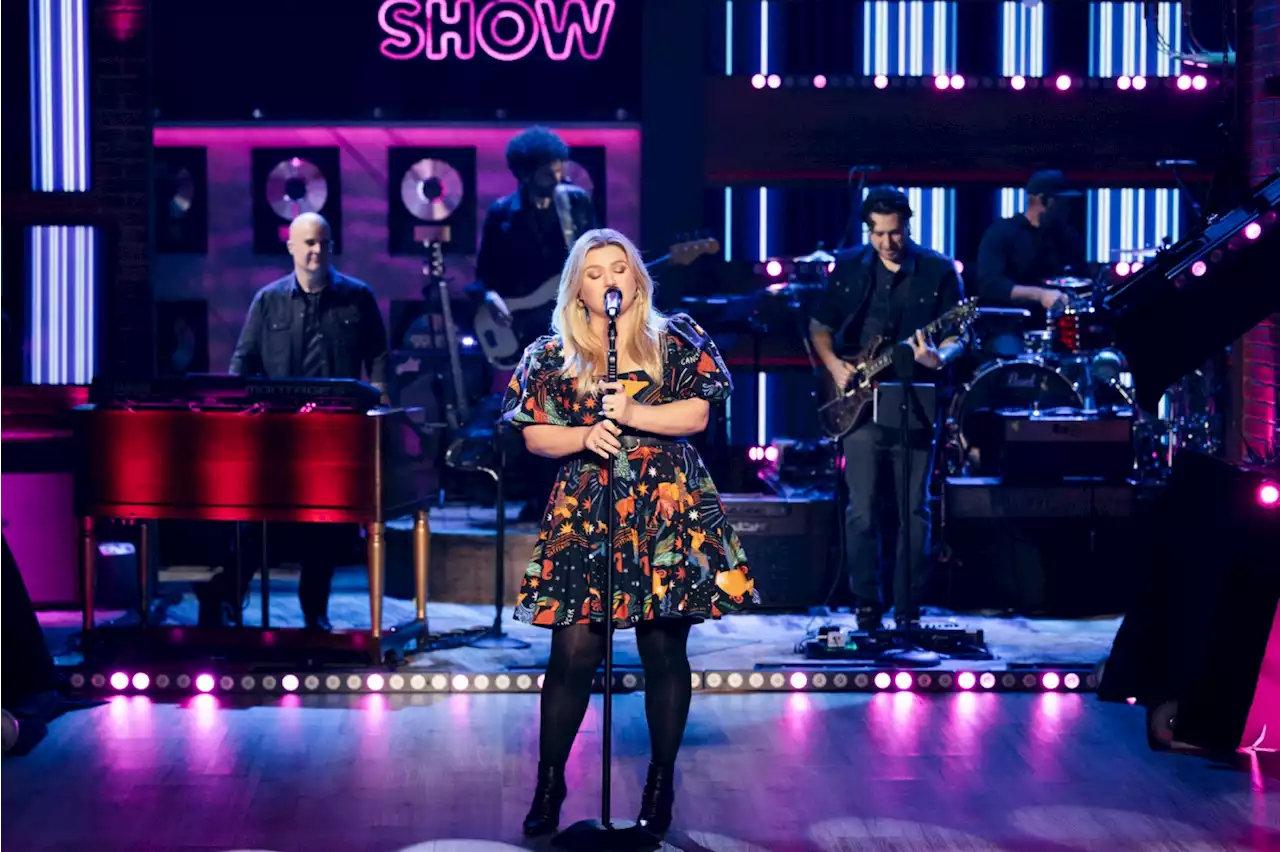 Kelly Clarkson Delivers Breezy Rendition of Billy Joel's 'My Life'