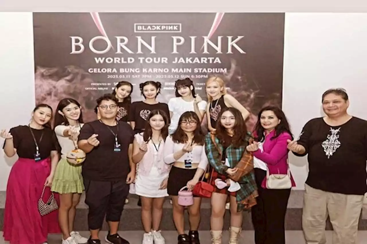 Keluarga Menko Airlangga Hartarto Berfoto dengan Blackpink