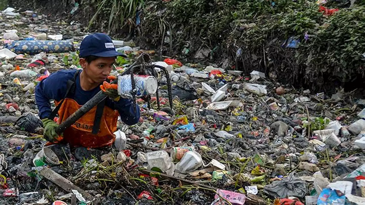 Aksi Para Relawan Bersihkan Sampah di Sungai Ciganitri