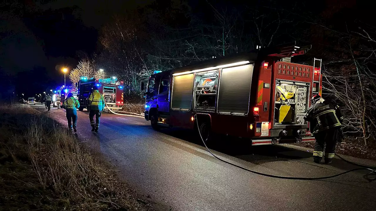 Høje flammer står ud af bygning - kom ikke i nærheden af bygningen, advarer politiet