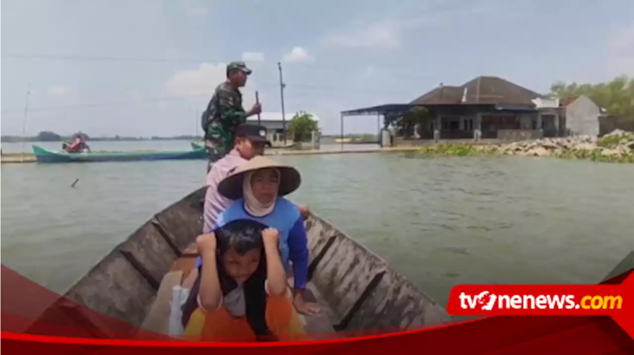 Warga Terdampak Banjir di Pati Terobos Genangan Demi Ikut Pengobatan Gratis