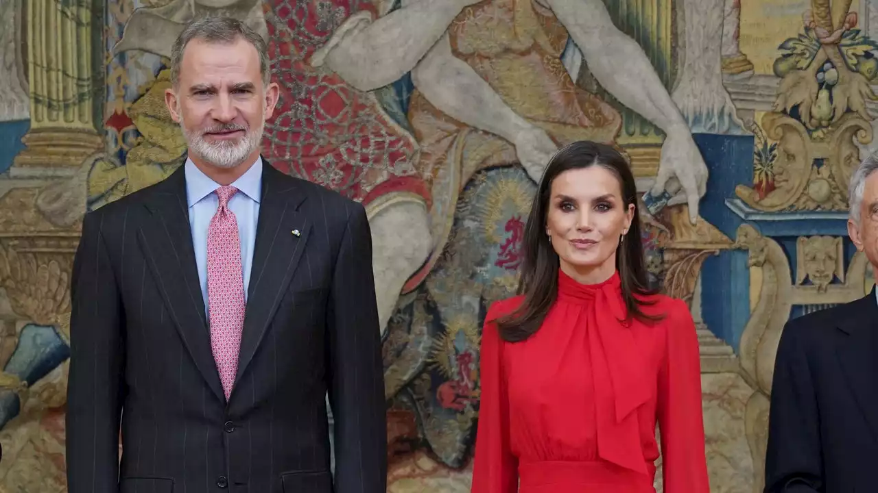 Letizia estrena falda y blusa del color por excelencia de la Marca España