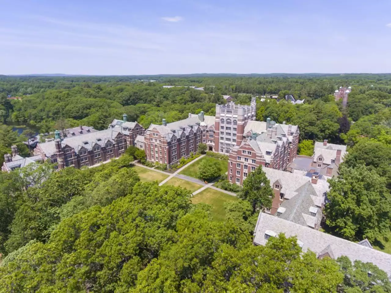 Wellesley College students vote to open admissions to transgender men and nonbinary applicants