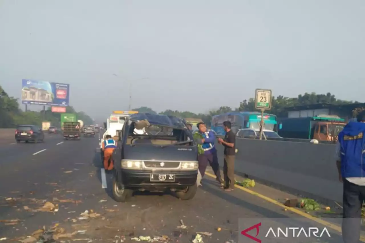 Pikap sayur terbalik di Tol Tangerang-Jakarta karena pecah ban