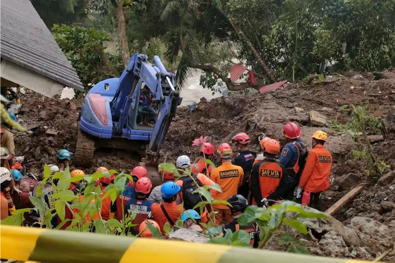 Tim gabungan lanjutkan pencarian korban longsor Empang malam ini