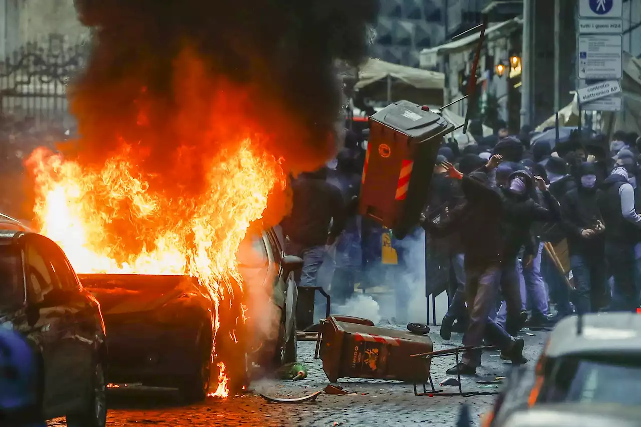 Frankfurt fans clash with police ahead of Napoli match