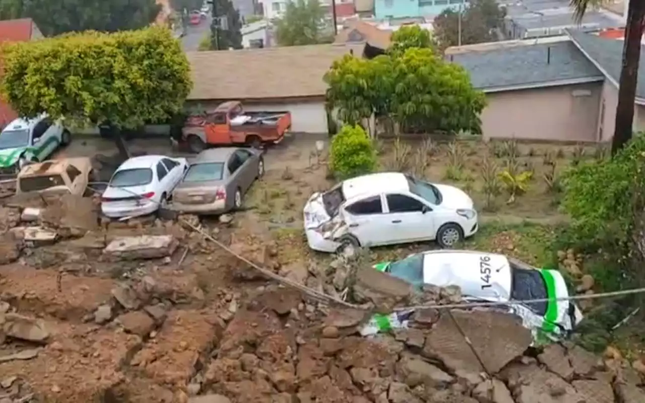 Quedaron bajo tierra una vivienda y seis autos tras derrumbe en Tijuana