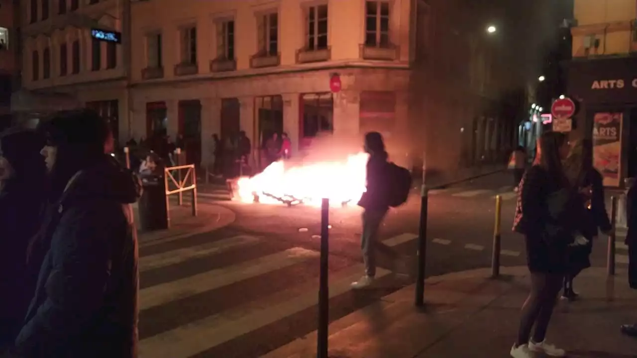 Manifestation contre la réforme des retraites à Lyon: les vitres de la mairie dégradées