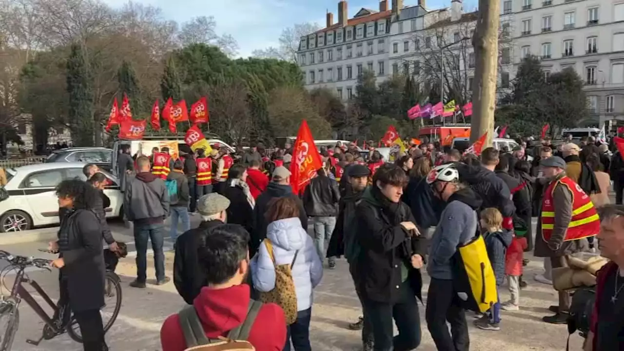 Réforme des retraites: après le 49.3, rassemblement en cours devant la préfecture à Lyon