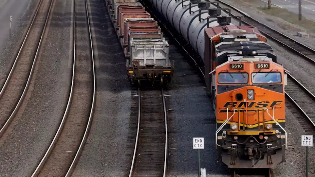 Train hauling corn syrup derails in Arizona; no injuries