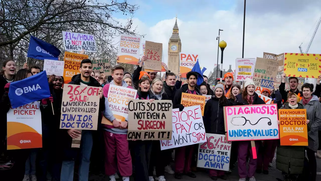 Beschäftigte im britischen Gesundheitsdienst bekommen fünf Prozent mehr Geld