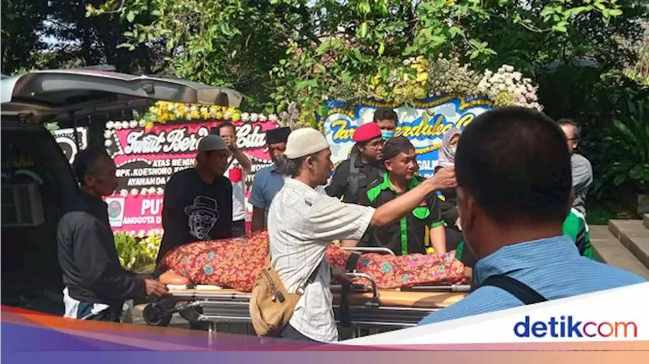 Jenazah Musisi Nomo Koeswoyo 'Koes Bersaudara' Tiba di Jakarta