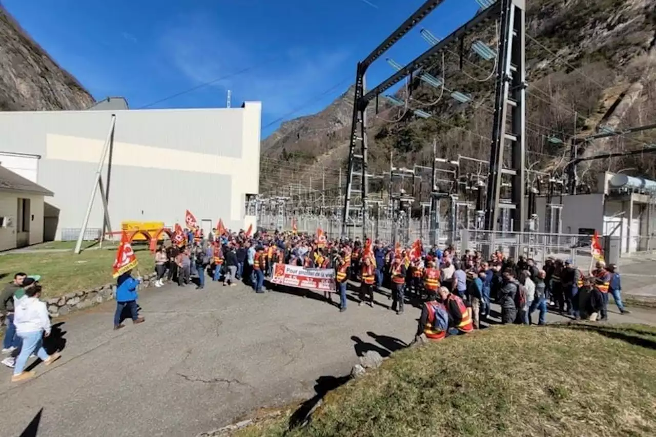 Réforme des retraites : coupure d'une ligne haute tension (225 000 volts) entre la France et l'Espagne par 300 salariés dans les Hautes-Pyrénées