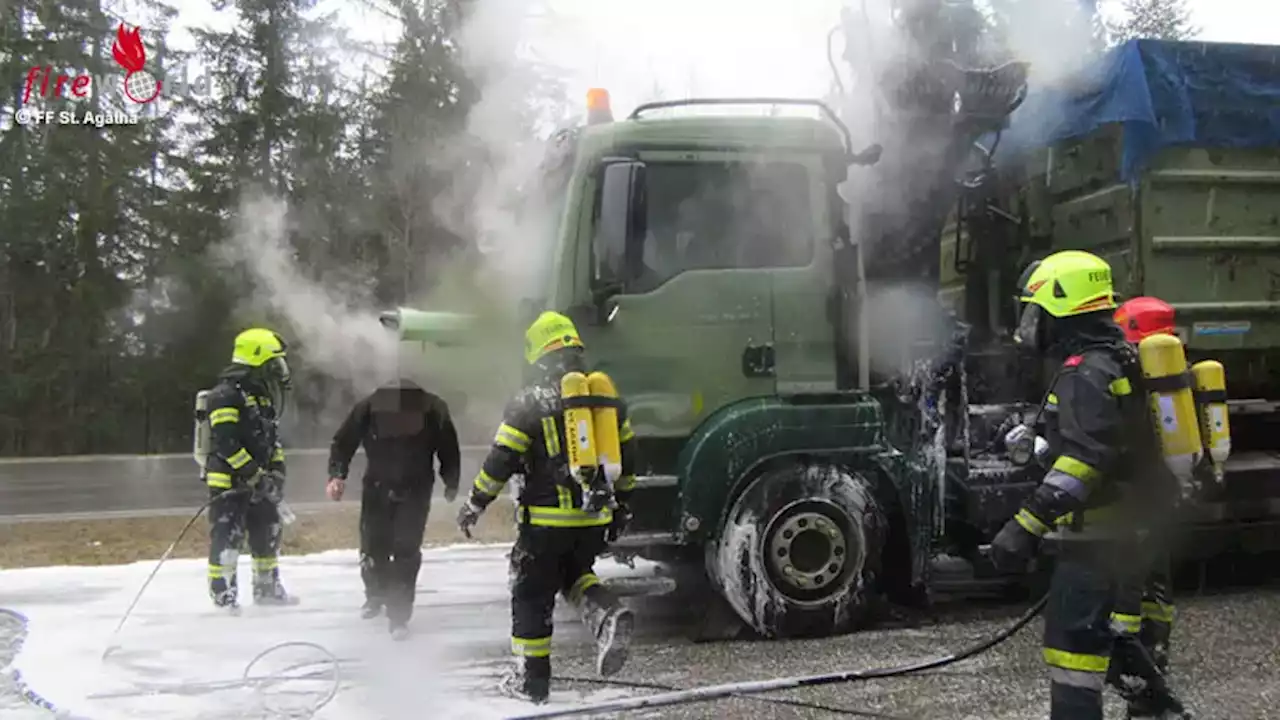 Oö: Verkeilter und brennender Lkw am 14. März 2023 in St. Agatha (GM)