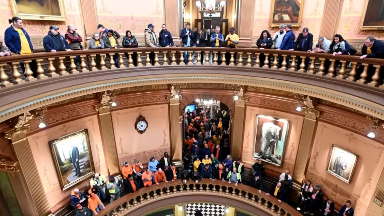 Michigan Senate votes to repeal right-to-work law