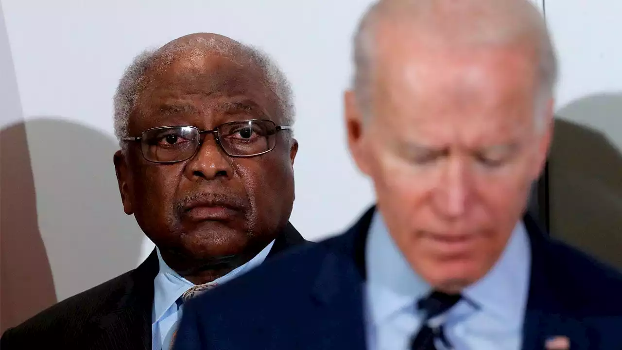 Top Democrat rejects politicization claims after SVB failure: Biden 'not bailing out anybody'