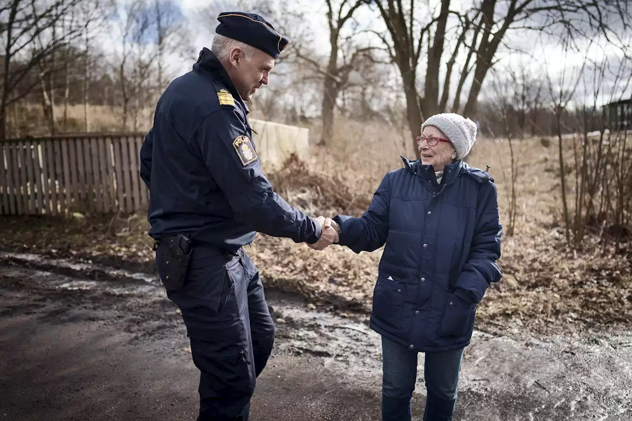 Ceda, 75, stoppade rån – kastade snö på förövarna