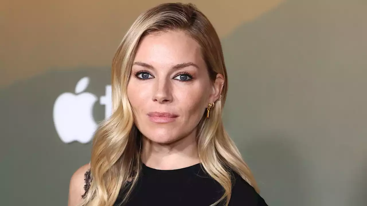 Sienna Miller, renversante dans une robe cut-out tout en transparence qui expose son ventre (et plus encore) - Grazia