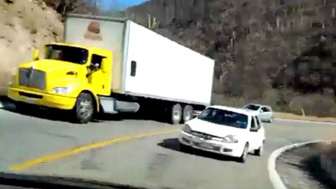 FUERTE VIDEO | Grabó su accidente: un auto rebasó a un tráiler y lo chocó de frente