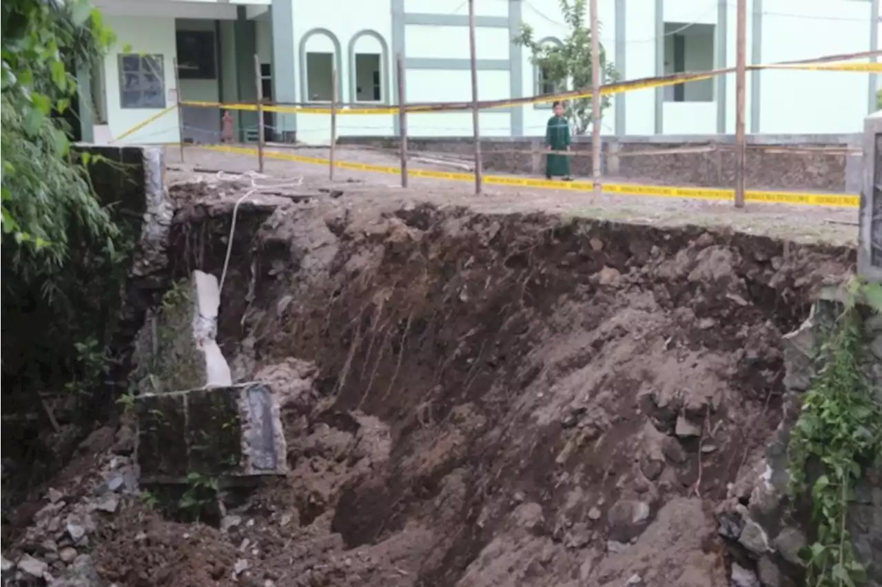 Jalan Masuk Pondok Pesantren di Junrejo Longsor