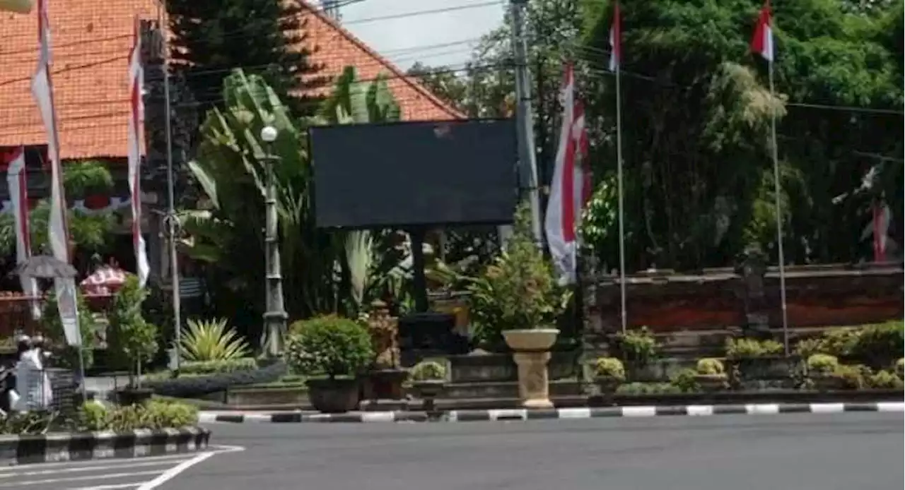 Sudah Terpasang, Videotron Jumbo Persimpangan Tugu Terlihat Mini