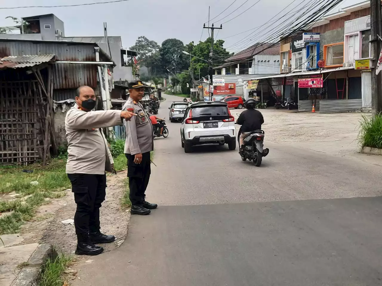 Pengendara Motor Diserang dan Dibacok Orang Tidak Dikenal di Jembatan Pondok Petir Depok