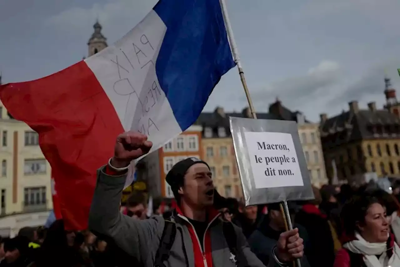 Macron aprueba su resistida reforma previsional por decreto y se arriesga a enfrentar un estallido social