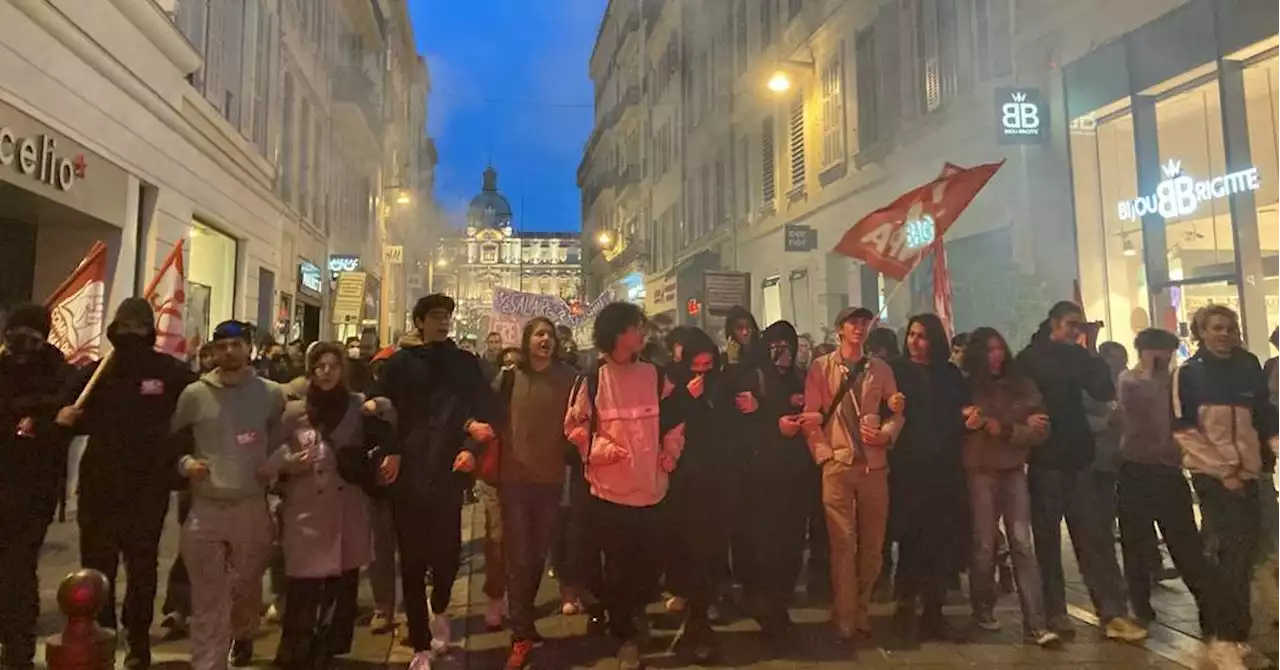 Réforme des retraites adoptée au 49.3 : suivez en direct vidéo la manifestation à Marseille