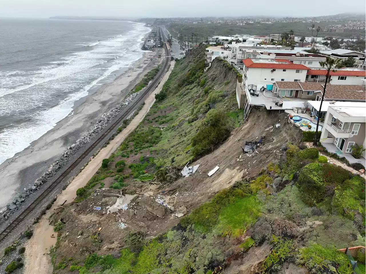 Dramatic drone photos show where land gave way under cliffside residences in San Clemente