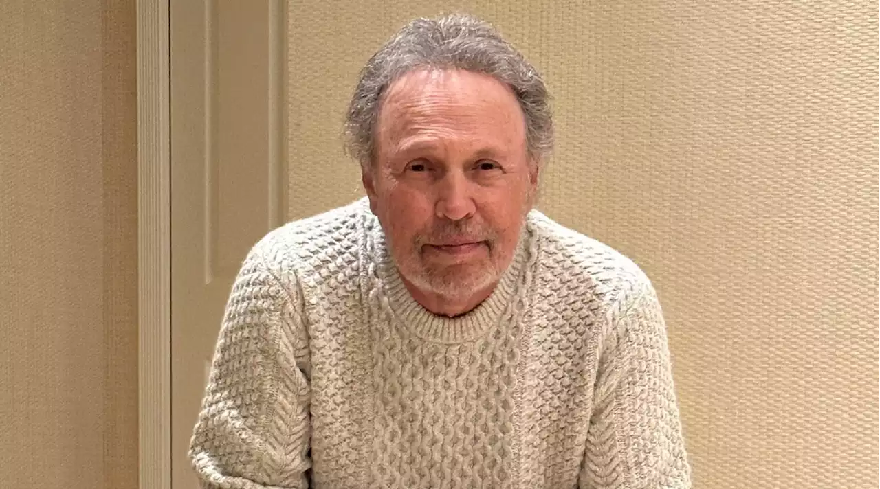 Billy Crystal festeggia i 75 anni ricreando una scena di 'Harry ti presento Sally'