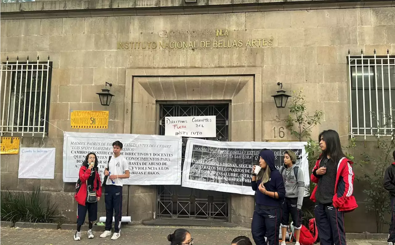 Estudiantes del INBA protestan en CdMx; piden destitución de directora