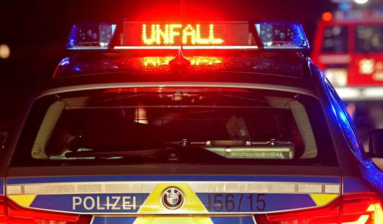 Frontal-Crash mit Baby an Bord: Frau stirbt – Mann schwer verletzt