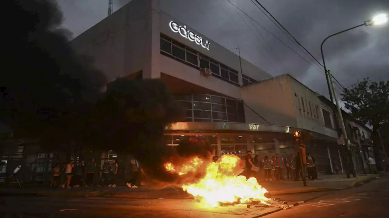 El Gobierno denuncia penalmente al directorio de Edesur mientras hay disturbios por la falta de luz