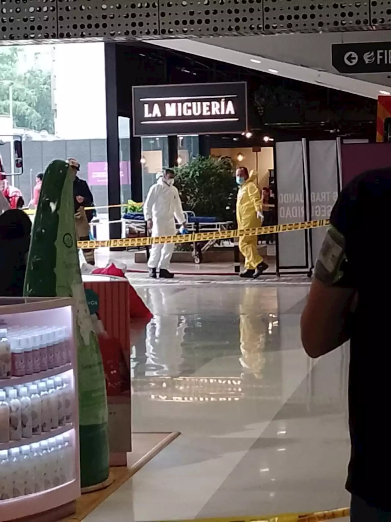 Hombre atacó a exnovia en centro comercial; le tiró polvo extraño y murieron los dos - Pulzo