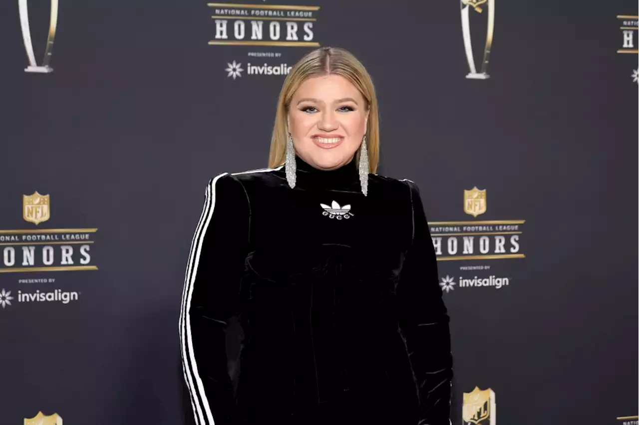 Kelly Clarkson Asks Her Kids 2 Questions Every Night Before Bed & It’s Such a Powerful Parenting Move