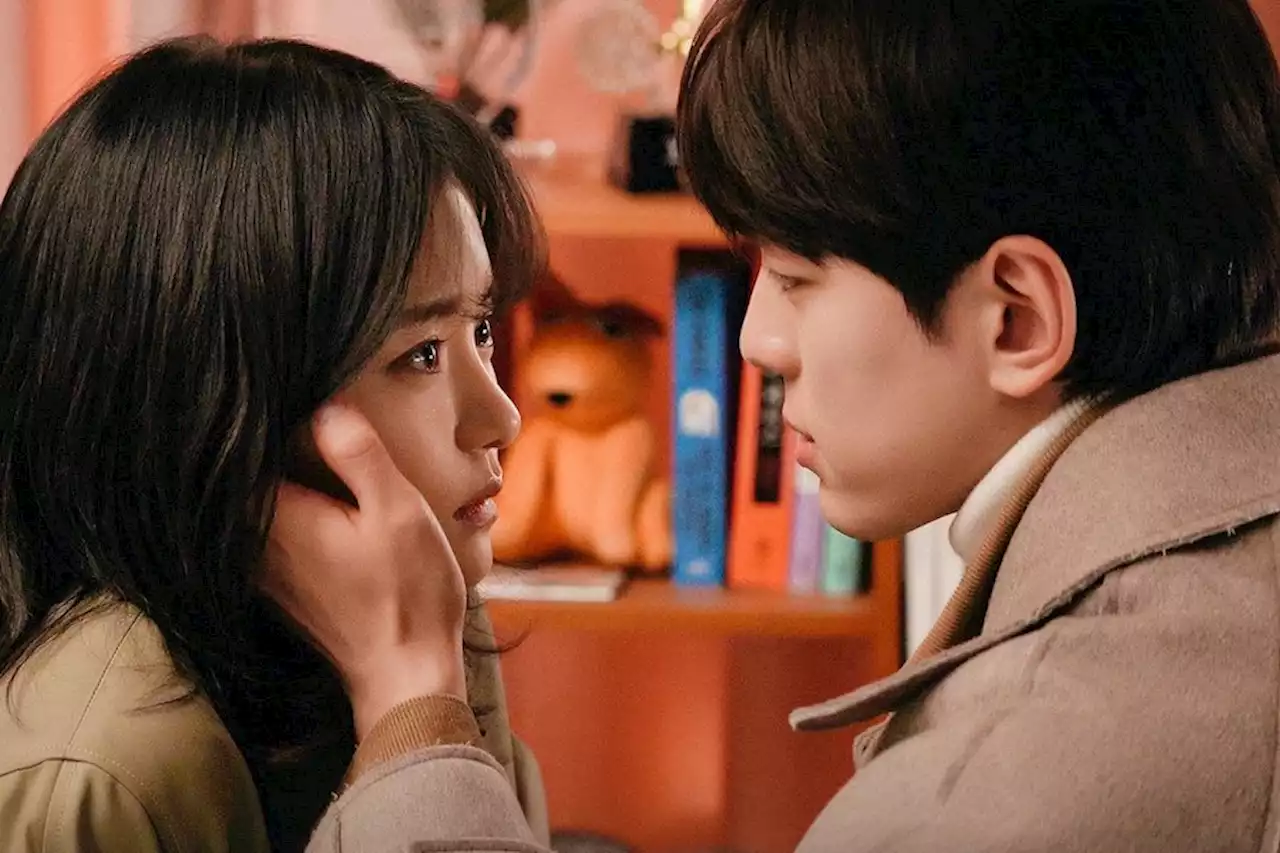 Go Bo Gyeol And Kim Min Kyu Share An Intimate Moment in “The Heavenly Idol”