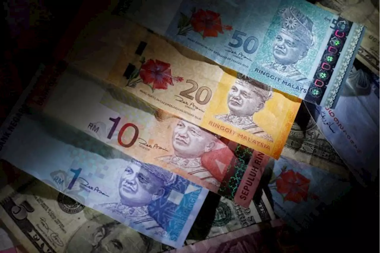 Ringgit retreats at opening as greenback strengthens