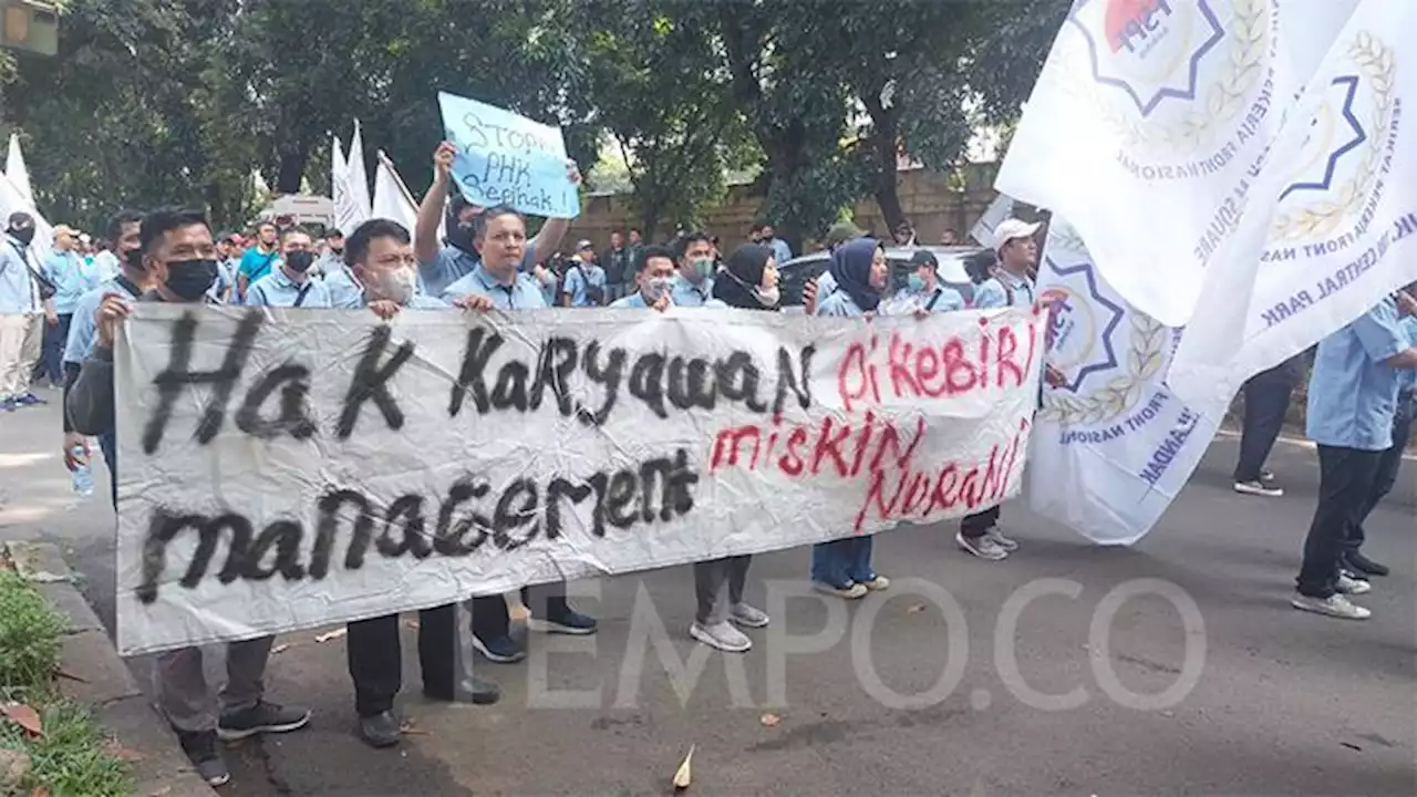 Pagi Ini Seratusan Karyawan Transmart Demo karena Tak Terima Kena PHK Sepihak