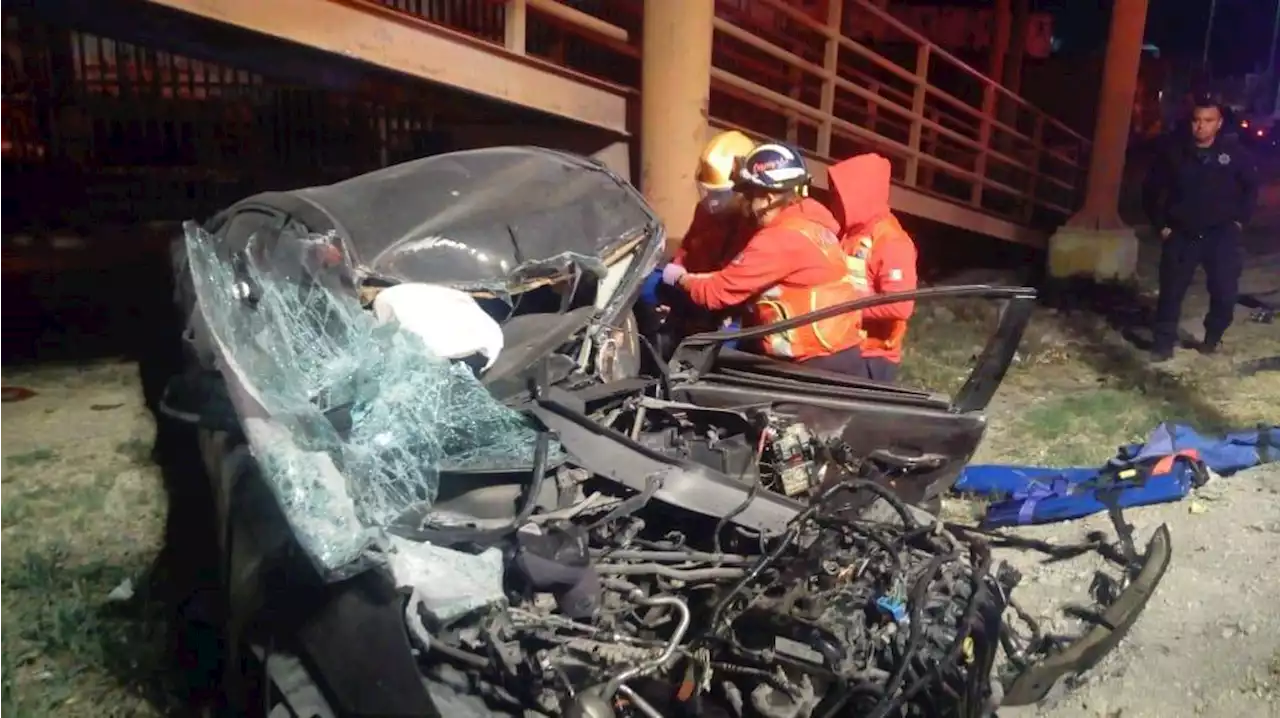 Joven queda prensado al impactar su auto contra puente de la carretera Saltillo-Monterrey