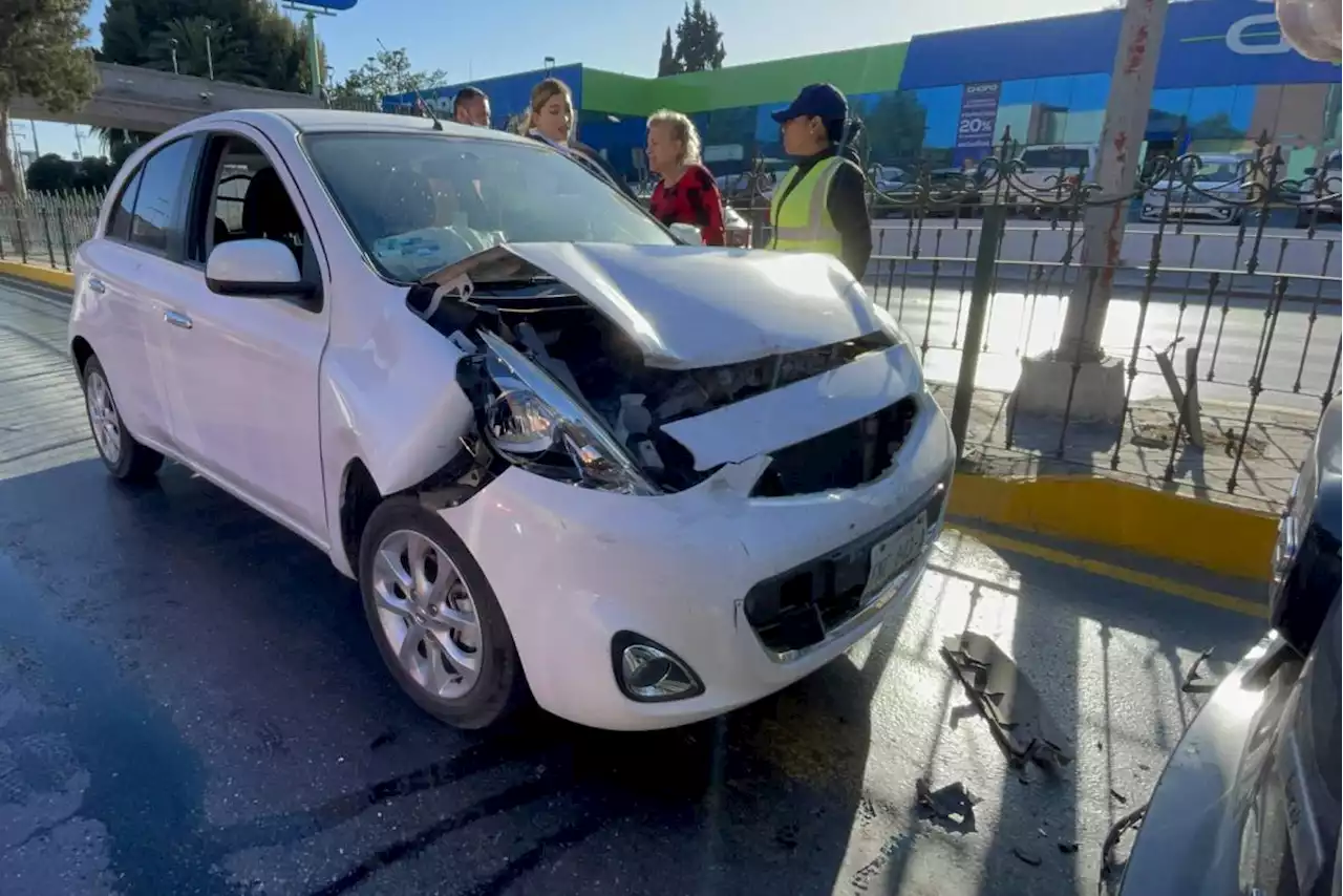 Por no respetar su distancia de seguridad, mujer impacta camioneta, al norte de Saltillo