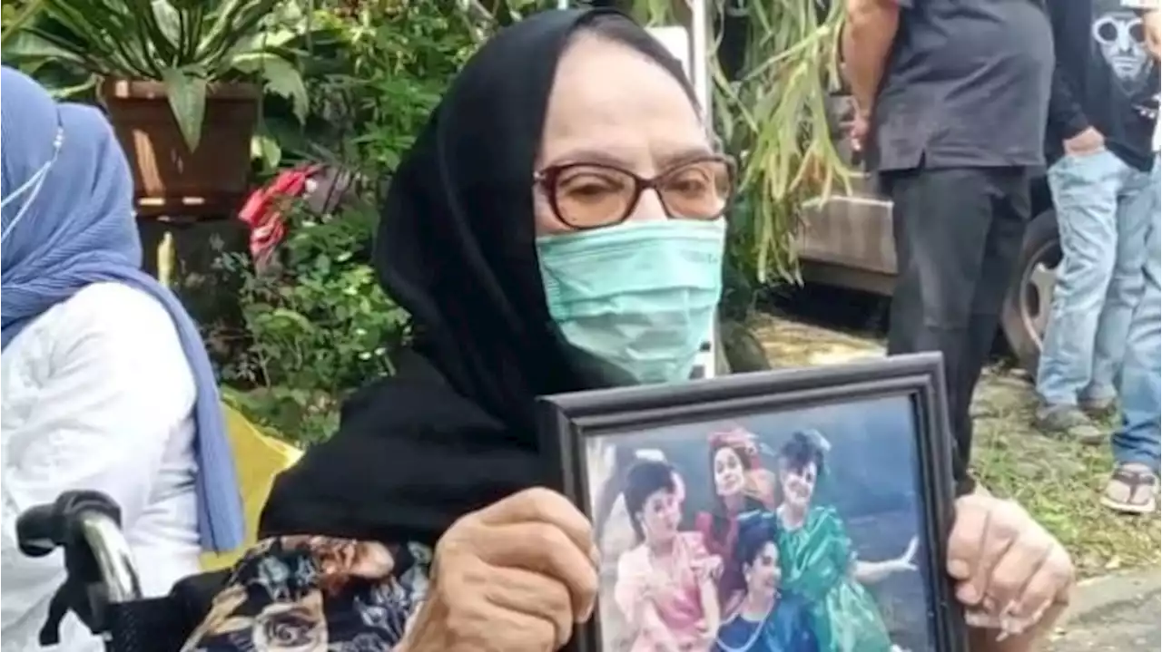 Kesedihan Rina Hasyim dan Connie Sutedja Iringi Pemakaman Nani Wijaya