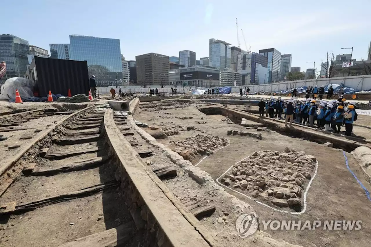 '임금님 길' 뭉갠 광화문 앞 日철로 57년만에 다시 드러나 | 연합뉴스