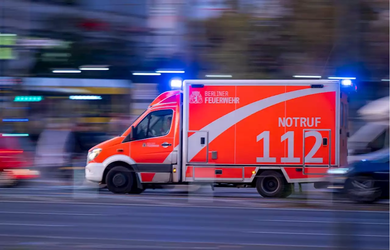 Berlin: Auto erfasst im Rückwärtsgang Passanten – Krankenhaus