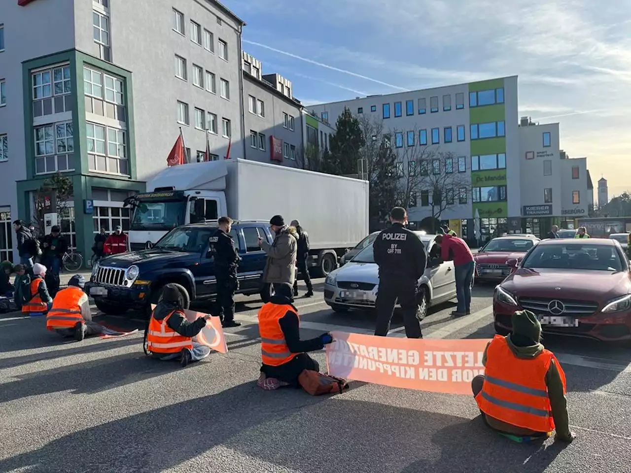 Klebeaktion: 'Letzte Generation' blockiert Regensburger Kreuzung