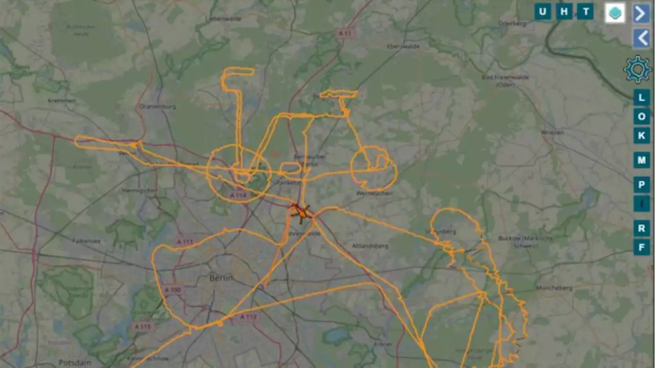 Wieso ein Berliner Polizeihubschrauber eine Fahrradfigur am Himmel fliegt